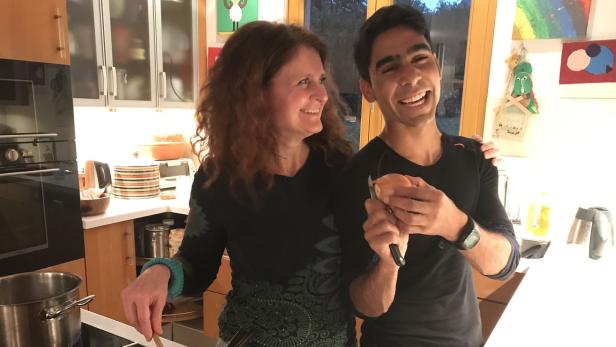 Noor Ahmad mit seiner Pflege-Mutter Barbara Magagna lachend