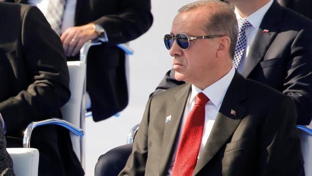 Recep Tayyip Erdoğan mit Sonnenbrille bei einer Veranstaltung.