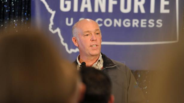 Greg Gianforte spricht vor einem Wahlkampfbanner.