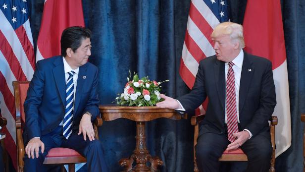 Donald Trump bei seinem Treffen mit Shinzo Abe