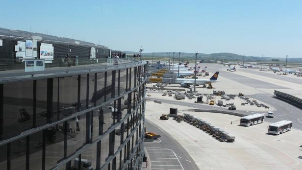 3. Piste: Kundgebung der Baugegner am Flughafen Wien