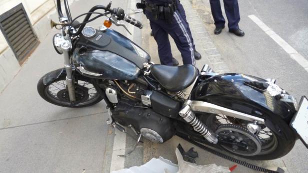 Die Verfolgung endete mit einem Sturz des Bikers - das Motorrad wurde beschädigt