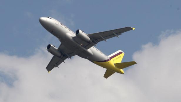 Ein Flugzeug der Germanwings steigt in den Himmel auf.