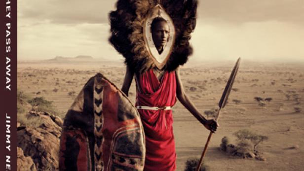 Das Cover des Buches „Before They Pass Away“ von Jimmy Nelson zeigt einen Stammesangehörigen mit Speer und Schild.