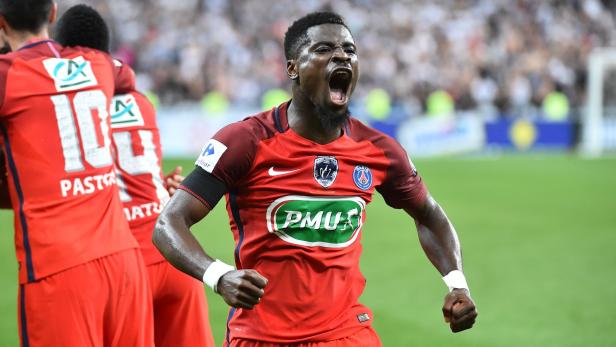 Ein jubelnder Fußballspieler im rot-weinroten Trikot von Paris Saint-Germain.