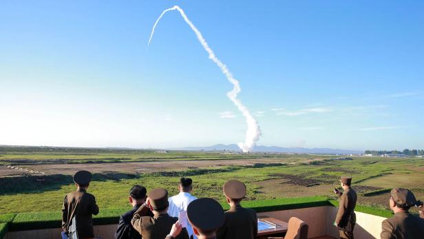 Propagandabilder aus Nordkorea zeigen Kim Jong-Un (Mitte) beim Raketen schauen