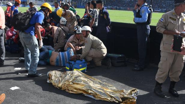 Grausame Szenen: Leichen am Spielfeldrand in Tegucigalpa