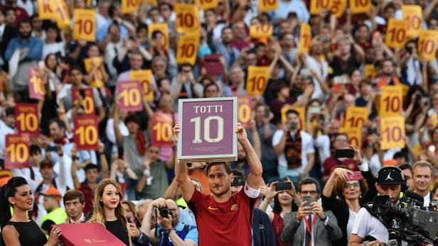So voll wie am Sonntag, 28. Mai, war das Stadio Olimpico lange nicht. 70.000 Zuschauer sorgten dafür, dass die Römer Fußball-Arena ausverkauft war. Es ging im letzten Saisonspiel um die Verteidigung des zweiten Tabellenplatzes, vor allem aber um die würdige Verabschiedung der AS-Roma-Ikone Francesco Totti.