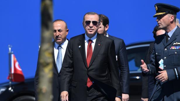 Erdogan mit Außenminister Cavusoglu beim NATO-Treffen in Brüssel.