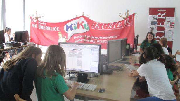 Kinder arbeiten an Computern im Rahmen eines „KiKo“-Projekts des Kurier-Verlags.