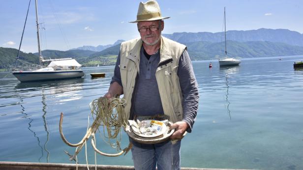 Autor und Fischer Hans Eichhorn mit außergewöhnlichem Fang