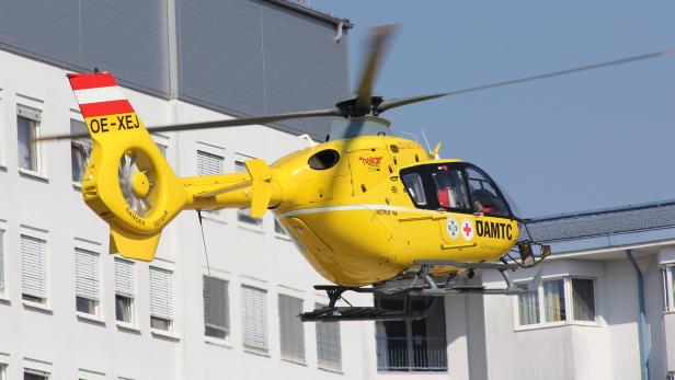 Rettungshubschrauber C15 flog verletzten Buben in Linzer Spital