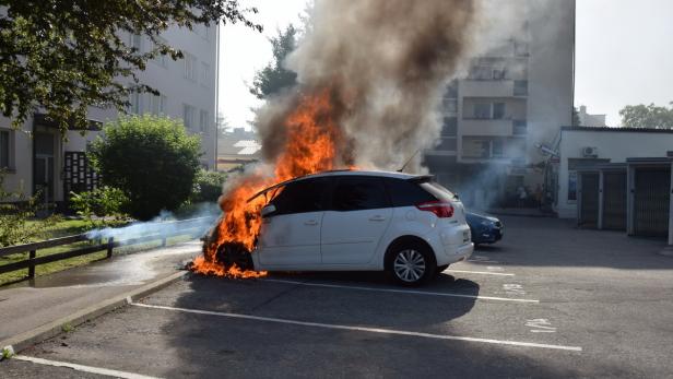 Ein auf einem Parkplatz abgestellter PKW ist in Flammen aufgegangen.