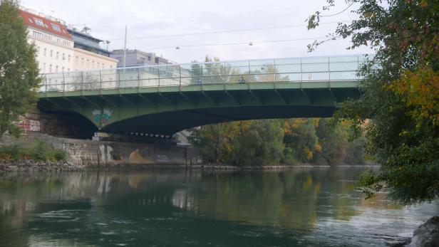 Im Bereich der Friedensbrücke wurde die Frau aus dem Wasser gerettet