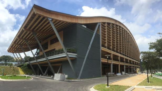 Die Sporthalle der Nanyang Technical University ist eine Holzkonstruktion