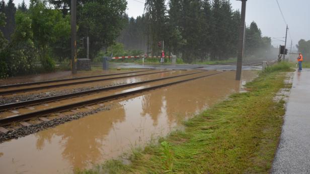 Eine Überschwemmung an der Südbahnstrecke bei Launsdorf.