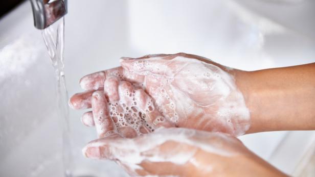 Man muss die Hände nicht mit heißem Wasser waschen.