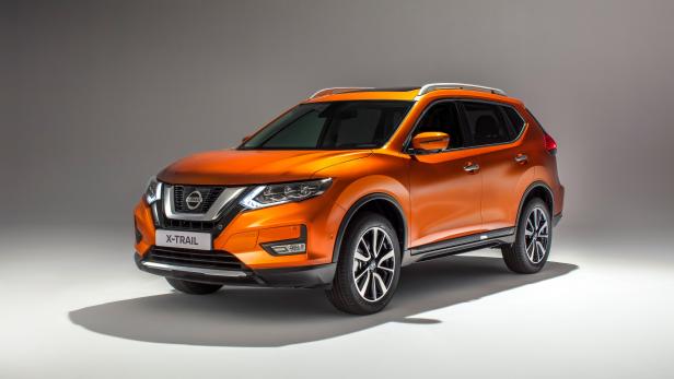 Ein orangefarbener Nissan X-Trail steht im Studio.