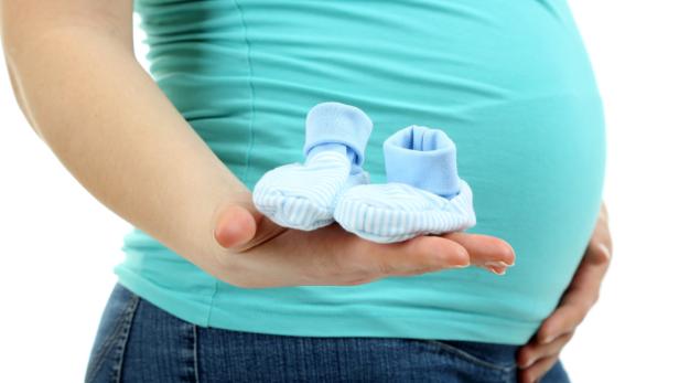 Pregnant woman holding blue baby shoes close up\r Bildnummer: 59230619\r baby birth blau close-up elternschaft expecting figuren frau fröhlichkeit geburt gefühle zeigen groß größe hand hoffnungsvoll holding hoping hübsch in erwartung kind klein körper lebensstil leiben liebe life magen mutterschaft mutti pflege pregnancy prepared schuh schwanger stück szezieren tummy türkis ungeboren unterleib waiting weiblich zart