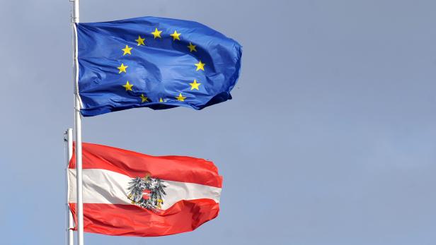 österreichische Fahne und EU Fahne, Österreich Fahne, EU Fahne, Feature
