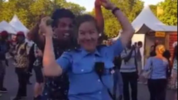 Tanzende Berliner Polizistin begeistert das Netz