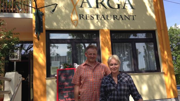 Emmerich und Silvia Varga vor ihrem Restaurant