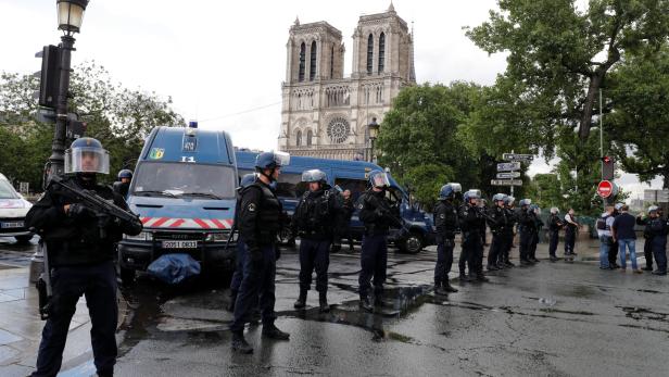 Die Polizei sichert die Gegend um Notre Dame ab.
