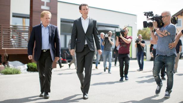 Spaziergang am Tischlerei-Gelände: Sebastian Kurz begann seine Österreich-Gespräche in Obersdorf seine Österreich-Gespräche