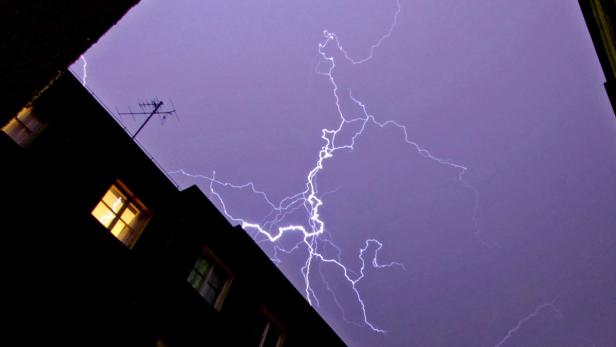 Kärnten: Vier Männer nach Blitzschlag im Krankenhaus