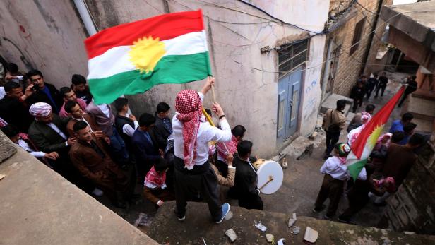 Menschen mit der kurdischen Fahne