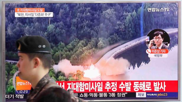 Ein südkoreanischer Soldat vor nordkoreanischen Raketentests im TV.