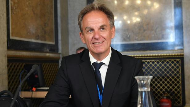 Ex-Kabinettschef Stefan Kammerhofer vor dem Eurofighter-U-Ausschuss