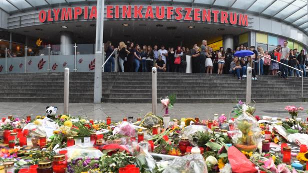 Vor dem Olympia-Einkaufszentrum in München liegen Blumen und Kerzen zum Gedenken.