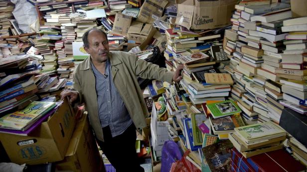 Mann mit vielen Büchern
