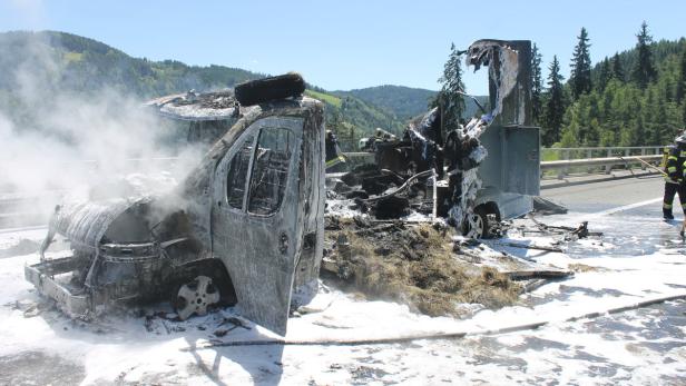 spunQ image #268919789 Einsatzkräfte der Feuerwehr während der Brandlöschung.