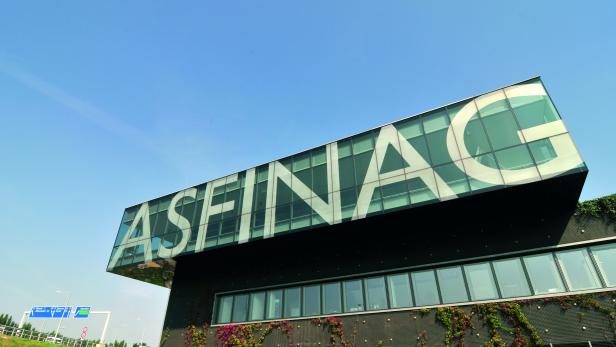 Das moderne Gebäude der ASEFINAG unter blauem Himmel.