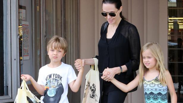 Angelina Jolie mit ihren Kindern Vivienne und Knox beim Verlassen eines Geschäfts.