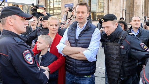 Nawalny mit seiner Frau bei Demonstrationen im Mai.