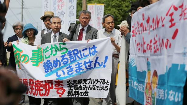 Anrainer protestieren gegen die Inbetriebnahme der Reaktoren Nummer 3 und 4 in Genkai.