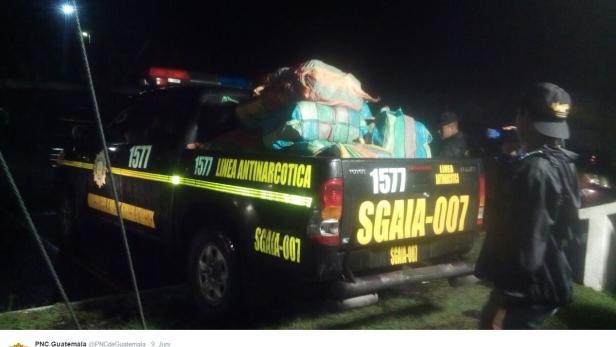 Ein Polizeiwagen mit beschlagnahmten Säcken, vermutlich gefüllt mit Drogen.