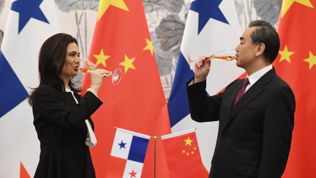 Panamas Außenministerin Isabel Saint Malo mit Wang Yi aus China.