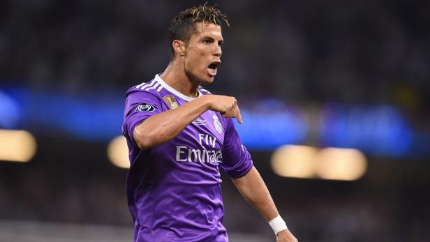 Cristiano Ronaldo jubelt in einem lila Trikot.