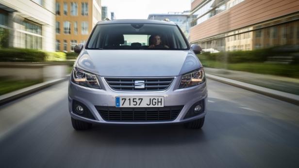 Ein silberner Seat Alhambra fährt auf einer Straße in der Stadt.