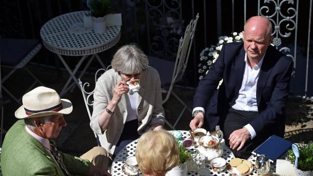 Brexit-Beratungen beim Tee: Premierministerin Theresa May und Ex-Tory-Parteichef William Hague, der für sanften EU-Ausstieg plädiert.