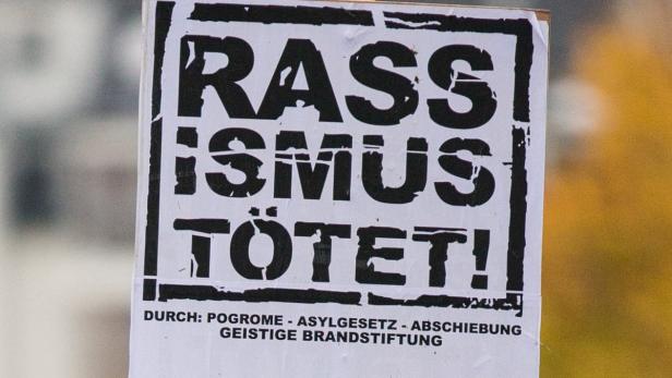 Demonstranten protestieren mit einem Transparent mit der Aufschrift «Rassismus tötet!» am 27.10.2012 im Rahmen der gleichnamigen bundesweiten Kampagne in Leipzig in der Innenstadt. Mehrere hundert Demonstranten kamen zu der Aktion gegen gegen rechte Gewalt und Rassismus. Foto: Oliver Killig/dpa +++(c) dpa - Bildfunk+++