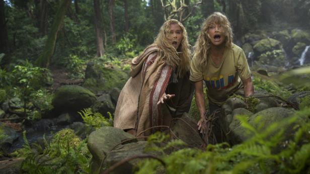 Amy Schumer (li.) und Goldie Hawn als Mutter und Tochter, verirrt im Dschungel