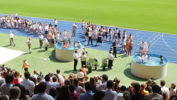Bereits 2009 wurde ein internationaler Kongress der Zeugen Jehovas im Wiener Ernst-Happel-Stadion - inklusive Massentaufe - abgehalten.