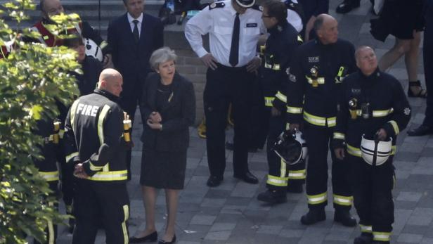 Premierministerin Theresa May machte sich vor Ort ein Bild der Katastrophe