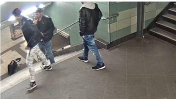 Drei Männer gehen eine Treppe in einer U-Bahnstation hinunter.