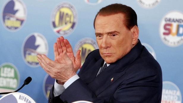 epa03591902 Former Italian prime minister and leader of the Popolo delle Liberta (People of Freedom) party, Silvio Berlusconi attends a press conference in Rome, Italy, 20 February 2013. Italian general elections will be held on 24 and 25 February. EPA/GIUSEPPE LAMI